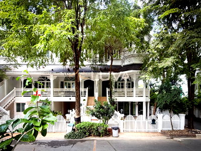 Townhouses for rent Samut Prakarn : For Rent 🪾 Fantasia Villa 2 Beautifully decorated cozy corner townhome, just 400 meters from BTS Bearing Station.