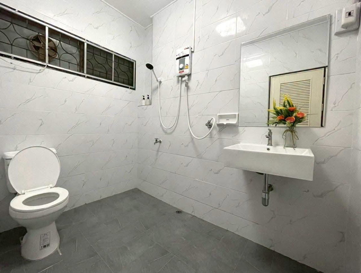 รูป ขาย บ้านทำเลทองในโคราช หมู่บ้านเทพธานี ขายเพียง 1.8 ล้านบาทเท่านั้น - รูปที่ 8/13