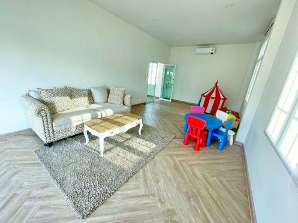 รูป บ้านเดี่ยวชั้นเดียว 2 นอน ใกล้โรบินสัน บ้านฉาง 900 ม.พร้อมแอร์ 2 น้ำ สไตล์ทัสคานี ทำเลบ้านฉาง ติดถนนสุขุมวิท และสิ่งอำนวยความสะดวกครบครัน - รูปที่ 3/8