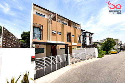 ทาวน์โฮม กรุงเทพมหานคร : ขายทาวน์เฮาส์ 3 ชั้น 19 ตร.ว. ซ.ลาดพร้าว 96 วังทองหลาง บ้านใหม่ พร้อมอยู่ ใกล้รถไฟฟ้าสายสีเหลือง
