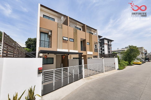ขายทาวน์เฮาส์ 3 ชั้น 19 ตร.ว. ซ.ลาดพร้าว 96 วังทองหลาง บ้านใหม่ พร้อมอยู่ ใกล้รถไฟฟ้าสายสีเหลือง
