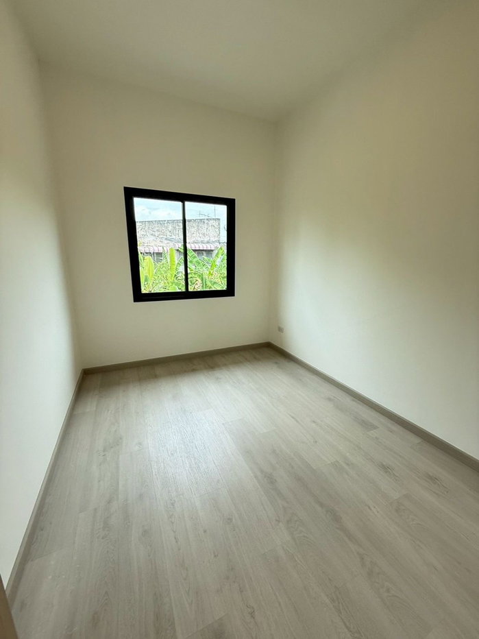 รูป 🏡 แคนวาส รังสิต–คลอง 7 | บ้านใหม่มือหนึ่ง พร้อมเข้าอยู่! ✨ ฟีลเหมือนซื้อบ้านใหม่ แต่จ่ายแค่ค่าเช่า! 🔥เช่า 13,000 บาท/เดือน มี 3 ห้องนอน 3 ห้องน้ำ - รูปที่ 13/16