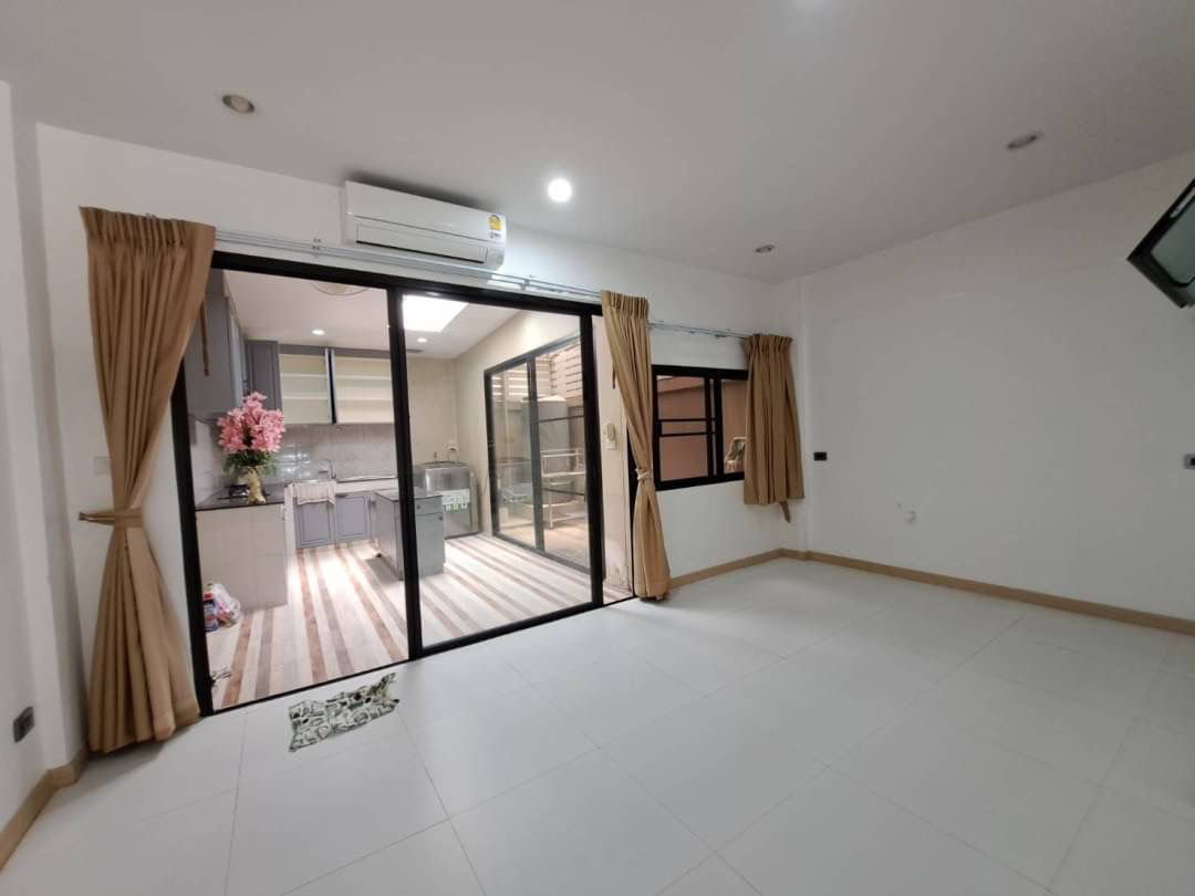 รูป ให้เช่าบ้านใหม่ทั้งหลัง 3 ชั้น ครึ่งสไตล์ Loft Modern เพดานสูง พร้อมเฟอร์ 3 นอน 3 น้ำ บนถนนแจ้งวัฒนะ ใกล้รร. นานาชาติ - รูปที่ 6/9