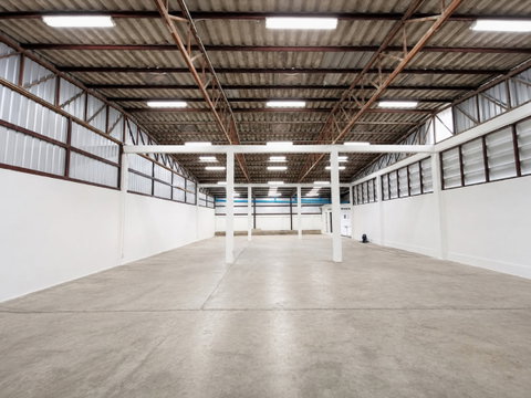 Warehouse with Office for Rent Phatthanakan