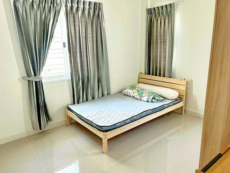 รูป ใกล้โรบินสัน บ้านฉาง 900 ม.พร้อมแอร์ บ้านเดี่ยวชั้นเดียว 2 นอน 2 น้ำ สไตล์ทัสคานี ทำเลบ้านฉาง ติดถนนสุขุมวิท และสิ่งอำนวยความสะดวกครบครัน - รูปที่ 7/8