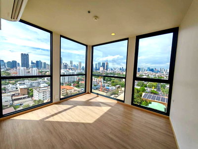 Condos for sale : The Issara Sathorn | 🚆Conveniently located in the CBD.