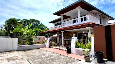 Houses for sale Chonburi : Corner detached house in Ekmongkol 2, Pattaya. Excellent location, spacious living area, move in Ready