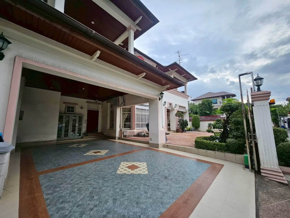 รูป S1526 🏡 ขายบ้านเดี่ยว 2 ชั้น ทำเลลาดพร้าว – โชคชัย 4 ทำเลศักยภาพ เข้า-ออกสะดวกได้ 2 เส้นทาง เพียง 22 ล้านบาทเท่านั้น - รูปที่ 1/7