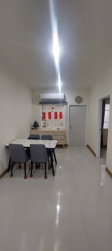 รูป 🏡 ให้เช่าทาวน์โฮม 2 ชั้น ในโครงการหรู พร้อมเฟอร์นิเจอร์ครบชุด ทำเลดีมาก เดินทางสะดวก ใกล้ตลาดทวีโชค ห้างสรรพสินค้า โรงพยาบาล โรงเรียน และอีกมากมาย - รูปที่ 3/12