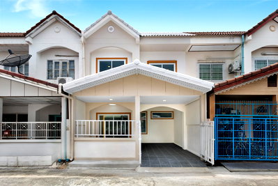 ทาวน์โฮม แม็คโคร บางบัวทอง : ทาวน์โฮม 2 ชั้น รีโนเวทใหม่ หมู่บ้านบัวทองธานีพาร์ค 17 บางบัวทอง ต่อเติมครบ ทำเลดีติดถนนใหญ่ อยู่ตรงข้ามตลาดสมบัติบุรี พร้อมอยู่
