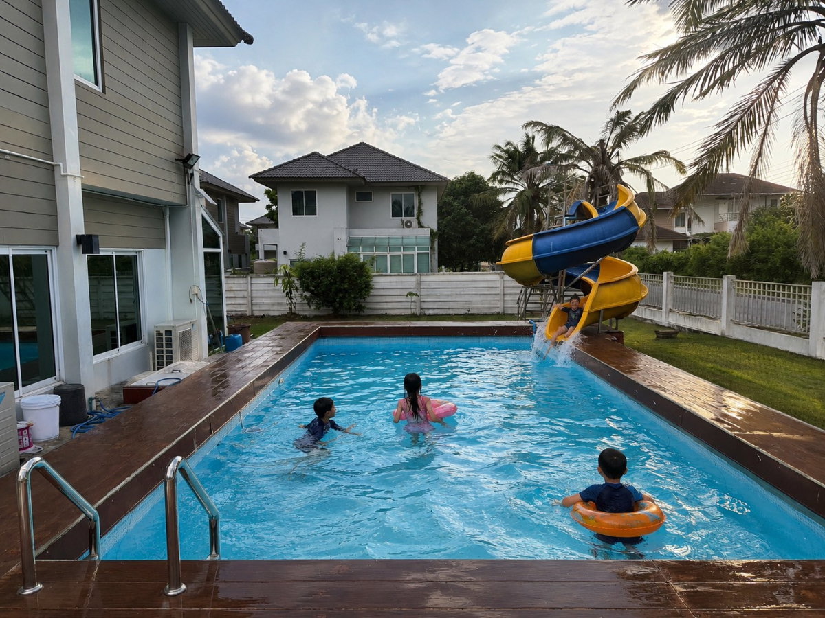 รูป 🏡 บ้านเดี่ยวหลังใหญ่สุดในโครงการ! หลังมุม พร้อมสระว่ายน้ำ + สไลเดอร์+ สระว่ายน้ำส่วนตัว หมู่บ้านอารียาโคโม่ ลาดกระบัง (ใกล้สนามบินสุวรรณภูมิ) - รูปที่ 3/21