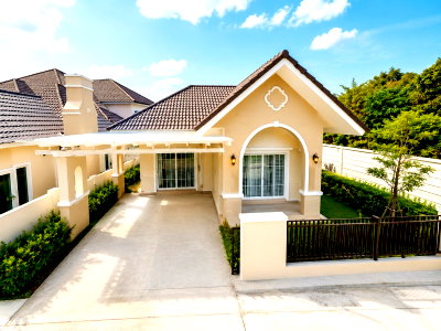 เช่าบ้านเดี่ยว ระยอง : ใกล้โรบินสัน บ้านฉาง 900 ม.พร้อมแอร์ บ้านเดี่ยวชั้นเดียว 2 นอน 2 น้ำ สไตล์ทัสคานี ทำเลบ้านฉาง ติดถนนสุขุมวิท และสิ่งอำนวยความสะดวกครบครัน