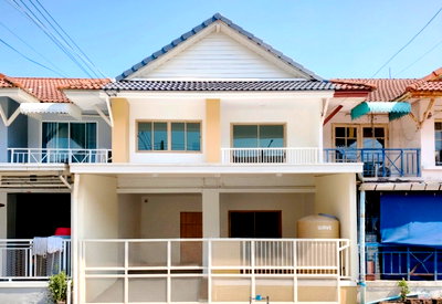 Townhouses for sale Pathumthani : Newly renovated house for sale, Rangsit-Khlong Sam, 3 bedrooms, near Future Park Rangsit, Rangsit University, and Talat Thai market.