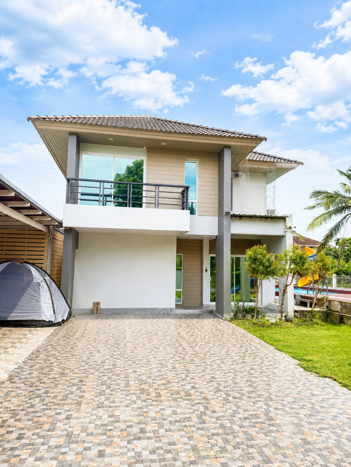 รูป 🏡 บ้านเดี่ยวหลังใหญ่สุดในโครงการ! หลังมุม พร้อมสระว่ายน้ำ + สไลเดอร์+ สระว่ายน้ำส่วนตัว หมู่บ้านอารียาโคโม่ ลาดกระบัง (ใกล้สนามบินสุวรรณภูมิ) - รูปที่ 2/21