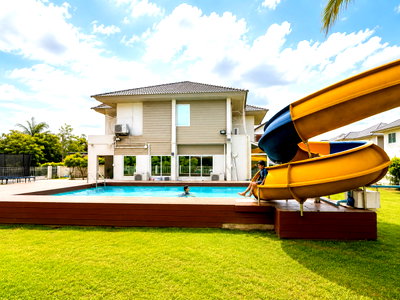 เช่าบ้านเดี่ยว กรุงเทพมหานคร : 🏡 บ้านเดี่ยวหลังใหญ่สุดในโครงการ! หลังมุม พร้อมสระว่ายน้ำ + สไลเดอร์+ สระว่ายน้ำส่วนตัว  หมู่บ้านอารียาโคโม่ ลาดกระบัง (ใกล้สนามบินสุวรรณภูมิ)  