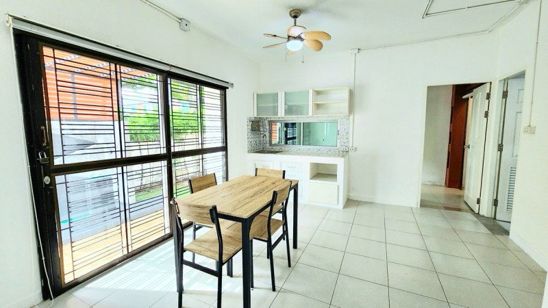 รูป เดอะคริสตัล เอกมัย-รามอินทรา 900 ม. 28 ตร.ว.224 ตร.ม. ใกล้วัดลาดปลาเค้า 700 ม. ทาวน์โฮม 2 ชั้น หลังมุม 3นอน 2 น้ำ รีโนเวทใหม่ พร้อมเฟอร์ฯ - รูปที่ 2/8