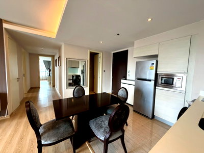 Condos for sale : H Sukhumvit 43, beautifully decorated room The front is wide and comfortable. Wide living area next to the balcony with an open view. Fully furnished