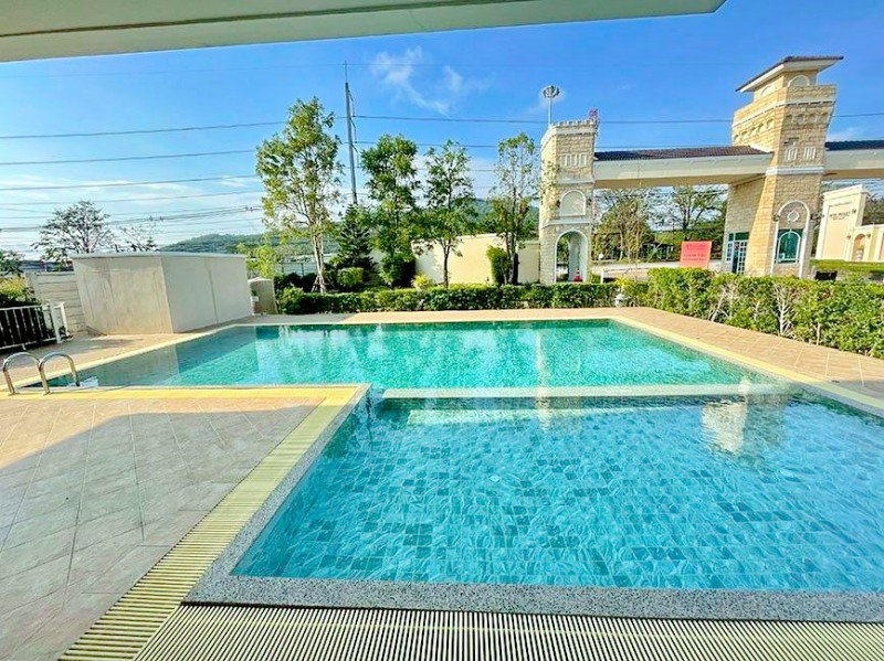 รูป ใกล้โรบินสัน บ้านฉาง 900 ม.พร้อมแอร์ บ้านเดี่ยวชั้นเดียว 2 นอน 2 น้ำ สไตล์ทัสคานี ทำเลบ้านฉาง ติดถนนสุขุมวิท และสิ่งอำนวยความสะดวกครบครัน - รูปที่ 2/8