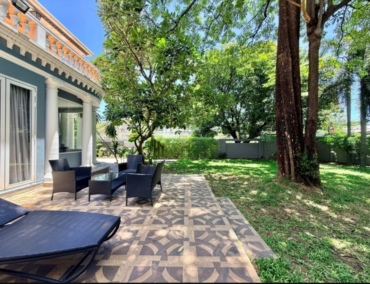 รูป บ้านพักอาศัยของครอบครัวในสุขุมวิท 50 (5 ห้องนอน) - รูปที่ 1/18