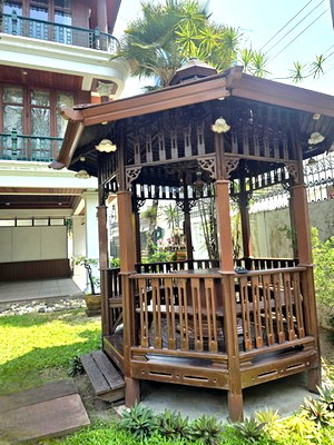 เช่าบ้านเดี่ยว ถนนสุขุมวิท : บ้านเดี่ยวไม้สักสูง3ชั้นให้เช่า ทำเลย่านเอกมัย BTSเพียง200เมตร