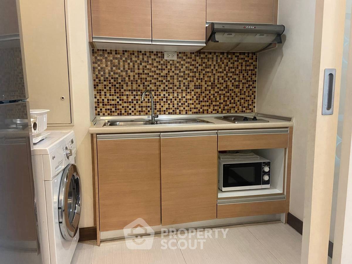 picture High-Floor 1-BR 52 Sqm At Le Luk Condominium, 200m to BTS Phra Khanong (ID 3069710) - 4/10