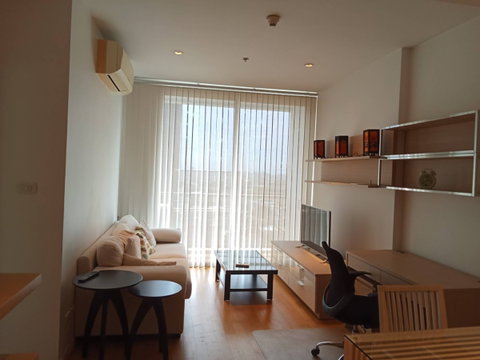 High Floor, Skyline View! Massive 1-BR at Villa Ratchathewi near BTS Phayathai
