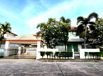Houses for sale Bang Lamung Chonburi : 🔥 Pool Villa for Sale in Pattaya – Beachfront Project with Private Pool & Private Beach Access