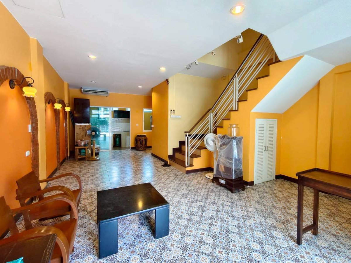picture 3-story home office, fully decorated and ready to move in; includes air conditioning throughout. - 4/32