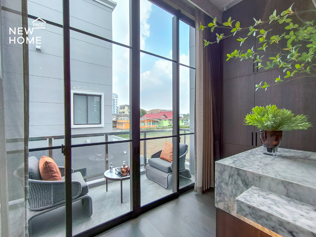 รูป Connoisseur พัฒนาการ บ้านหรู 3 ชั้น พร้อมลิฟต์ส่วนตัว จอดรถ 10 คัน พร้อม โรงจอดซุปเปอร์คาร์ พื้นที่ใช้สอย 952 ตร.ม - รูปที่ 31/70