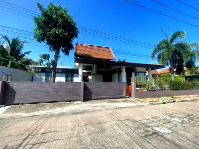 Houses for rent  Bang Saen Fish Market : Two-story detached house for rent in Sam Mook Thani Village, Bang Saen. Beautiful house with a pleasant atmosphere.