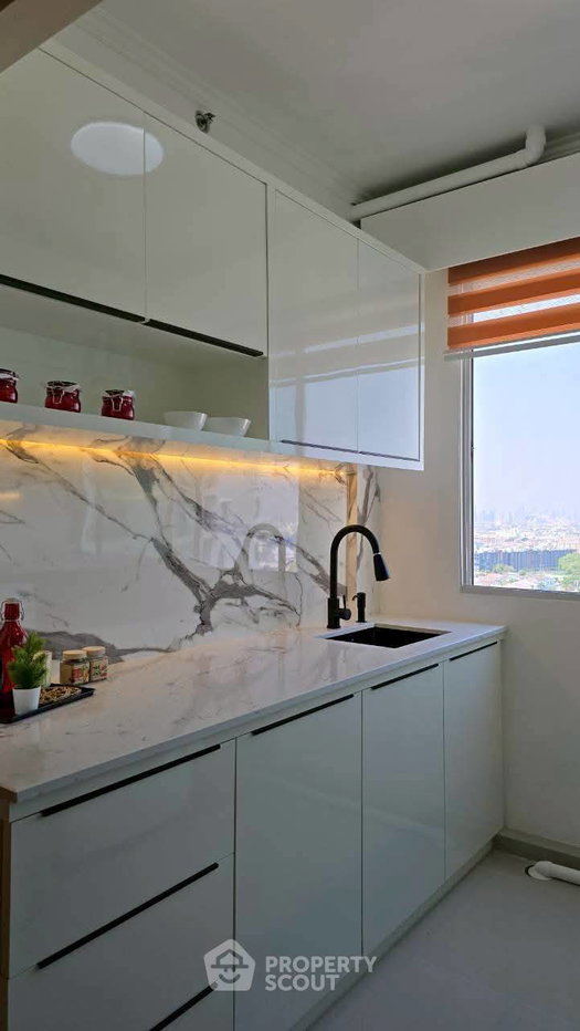 picture High-Floor 2-BR Condo 52 Sqm | Supalai Park Srinakarin, Prawet (ID 3066411) - 2/9