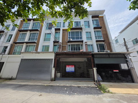 For rent: 4-story townhome in RK Office Park, Lat Krabang. Prime location near Suvarnabhumi Airport. Suitable for both office and residential use.