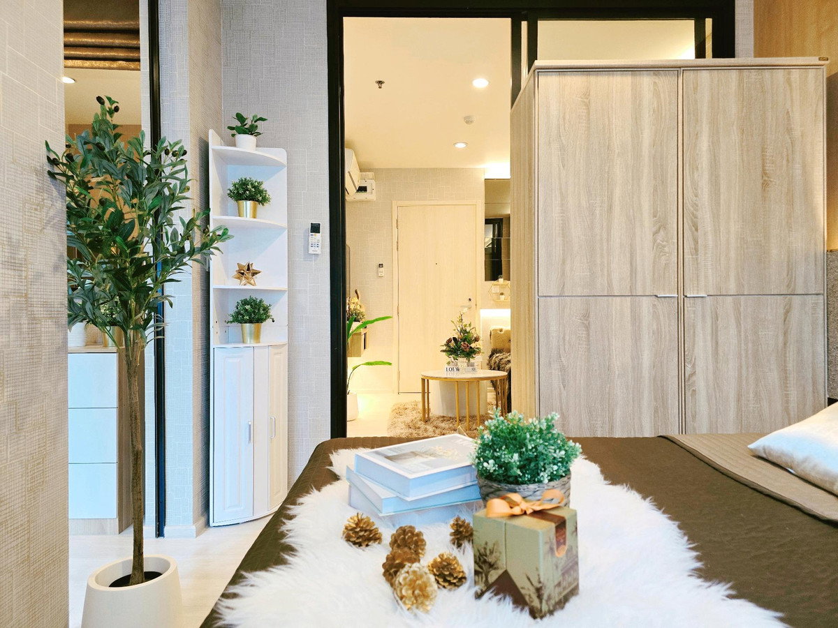 picture 🔥 Life Asoke 1 Bedroom Plus unit, 37 sq.m., near MRT Phetchaburi, only 22,900 THB! ✨ Spacious room with workspace,ready to move in! 🏙️ - 6/17