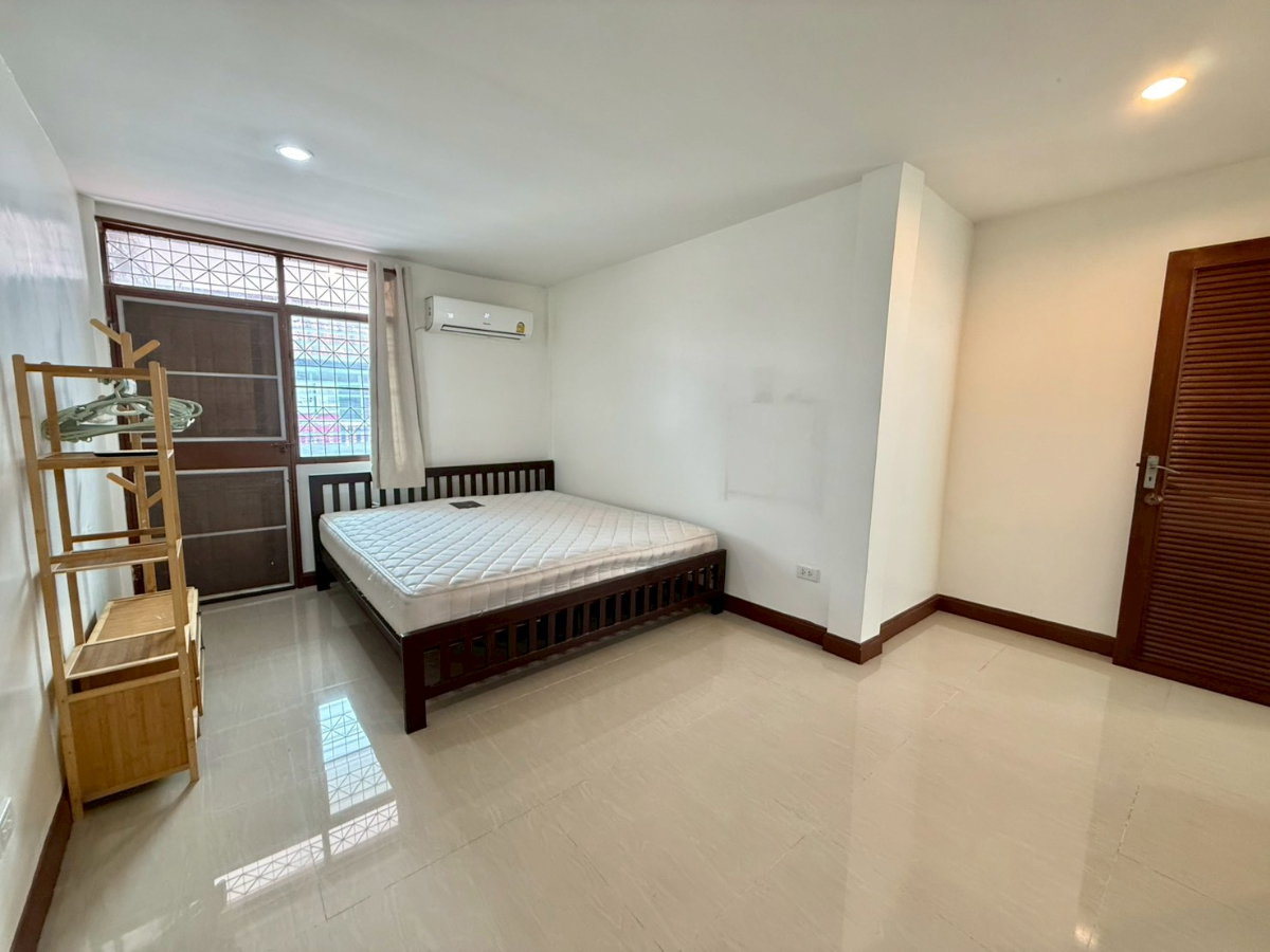 รูป #ให้เช่าบ้าน ทำเลทอง ถ.ประเสริฐมนูญกิจ30 นวมินทร์ มี 2ห้องนอน 1ห้องน้ำ เช่า 10,000 บาท/เดือน #เลี้ยงสัตว์ได้ #พร้อมแอร์และเครื่องซักผ้าตู้เย็น - รูปที่ 9/13