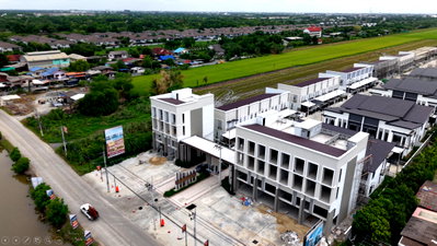 Townhouses for sale Khlong Luang Pathumthani : Brand-new 2-storey modern townhome at The Expandio Khlong 6. Prime location behind Rajamangala University of Technology Thanyaburi