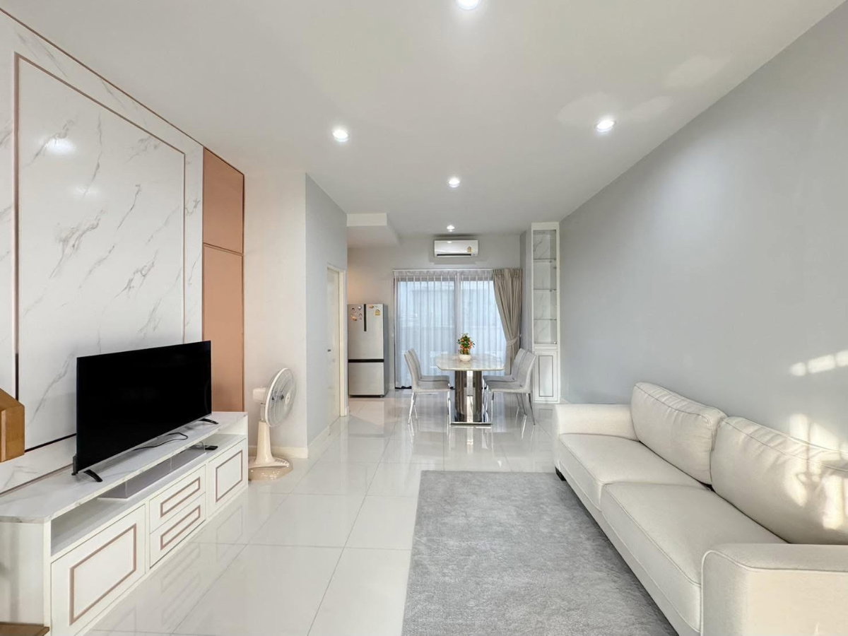 รูป 🏡✨ ให้เช่าทาวน์โฮม 3 ชั้น หลังริม "บ้านกลางเมือง พระราม 9 – กรุงเทพกรีฑา" 3 ห้องนอน 3 ห้องน้ำ บ้านสวย บรรยากาศเงียบสงบ เป็นส่วนตัว - รูปที่ 3/6