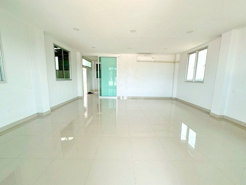 รูป ปตท.สาลี กำนันโอ่ง 899ม. โกดังพร้อมสำนักงานให้เช่า 7ไร่ ขนาดโกดัง 900ตร.ม. อาคารสำนักงาน 2 ชั้น 2 ห้องทำงาน 6 ห้องน้ำ 11,200 ตร.ม - รูปที่ 8/8