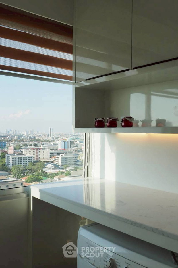picture High-Floor 2-BR Condo 52 Sqm | Supalai Park Srinakarin, Prawet (ID 3066411) - 3/9
