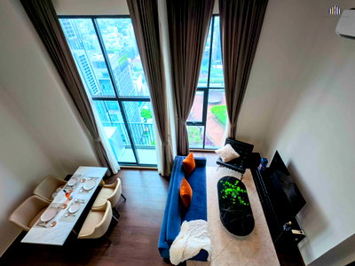 ขายคอนโด : วิวสวน+เมือง Exclusive ห้องเดียวในโครงการ!! ขายคอนโด ซี เอกมัย Loft Studio ห้องมุม เพดานสูง 4.5 เมตร 2 ห้องนอน 68 ตร.ม. ตกแต่งครบ | #TPI-3249