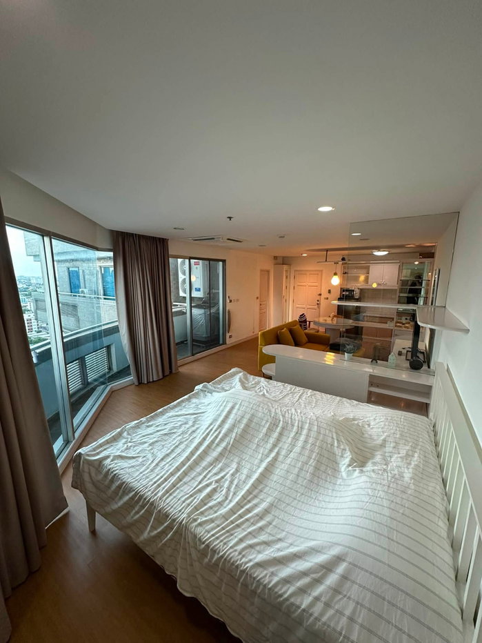 รูป 🔥 Studio ใหญ่ 59 ตร.ม.ใจกลางรัชดา เพียง 14,000 บาท ✨ ห้องกว้างพิเศษ วิวสูง ราคาคุ้มค่า เหมือนได้พื้นที่บ้านในทำเลเมือง 🏙️ - รูปที่ 2/8
