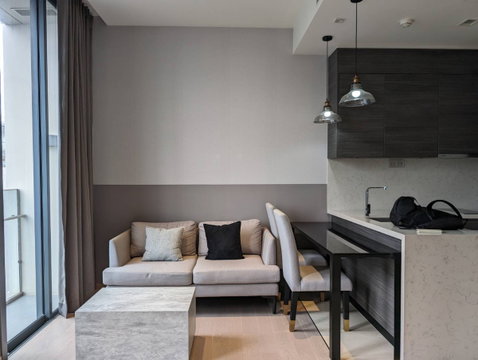  Condo for RENT : The Esse Asoke  𝐒𝐢𝐳𝐞 : 45 sqm. 1 Bed / 1 Bath (Bathtub) / City view  𝐅𝐥𝐨𝐨𝐫 : 25th    ✅ Fully furnished