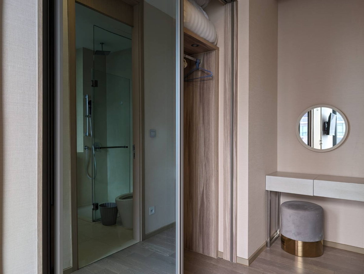 รูป Condo for RENT : The Esse Asoke 𝐒𝐢𝐳𝐞 : 45 sqm. 1 Bed / 1 Bath (Bathtub) / City view 𝐅𝐥𝐨𝐨𝐫 : 25th ✅ Fully furnished - รูปที่ 6/9