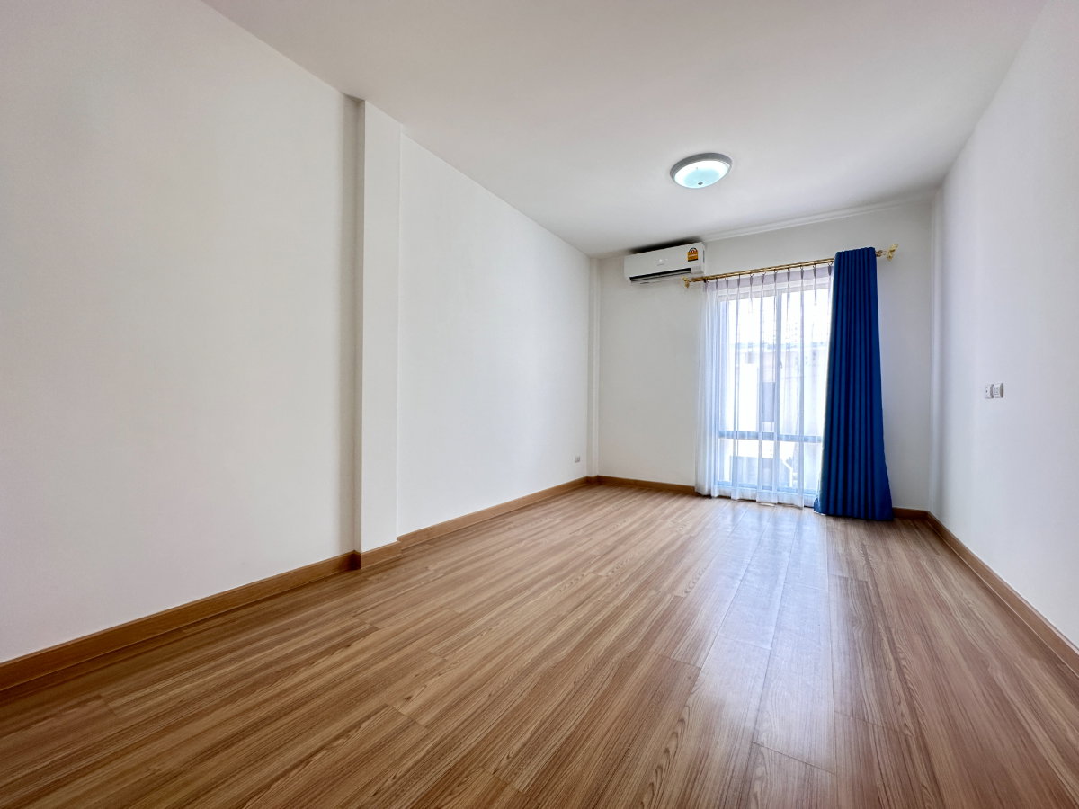 picture Two-story townhome, 3 Bedrooms, 2 Bathrooms, 1 Storage room and 2 parking space - 6/12