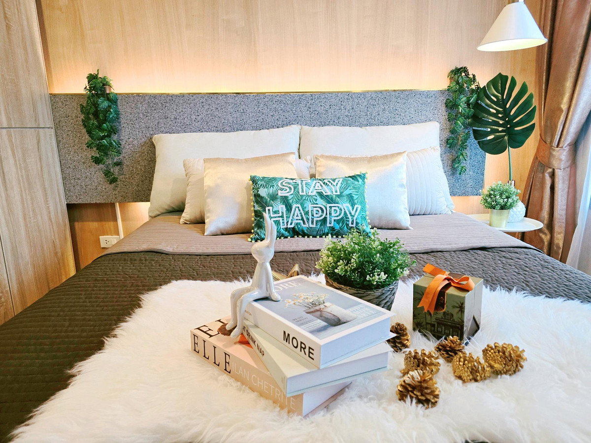 picture 🔥 Life Asoke 1 Bedroom Plus unit, 37 sq.m., near MRT Phetchaburi, only 22,900 THB! ✨ Spacious room with workspace,ready to move in! 🏙️ - 16/17