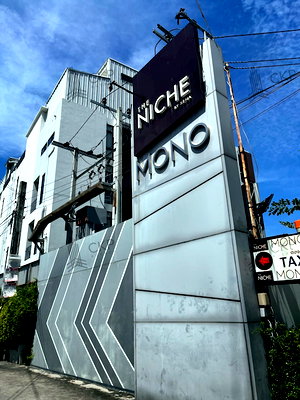 Condos for sale : Condo The Niche Mono Bangna with tenant, selling below appraised price, room size 29.98 sq m, swimming pool view, fully furnished.