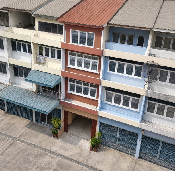 รูป จอมทอง2-12 ใกล้ BTSวุฒากาศ1.6กม. CJ MOREจอมทอง13 600ม. อาคารพาณิชย์ 4 ชั้น 2 นอน 2 น้ำ 18 ตร.ว.288 ตร.ม. บางขุนเทียน 900 ม. - รูปที่ 1/8