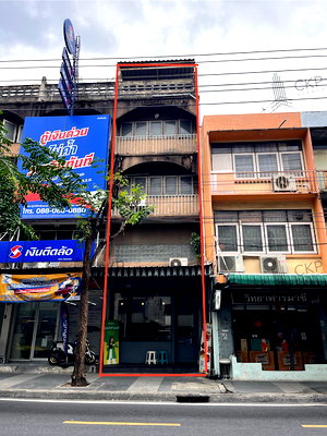 Shophouses for sale BTS Saphan Khwai : 3 floors high commercial building, Inthamara, good location, near Saphan Khwai intersection, suitable for trading.