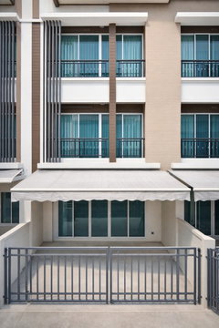 MRT Chokchai 4 2.2 km. Townhome for rent, 3 floors, 3 bedrooms. MRT Lat Phrao 71 1.9 km. Central Eastville 2.8 km.