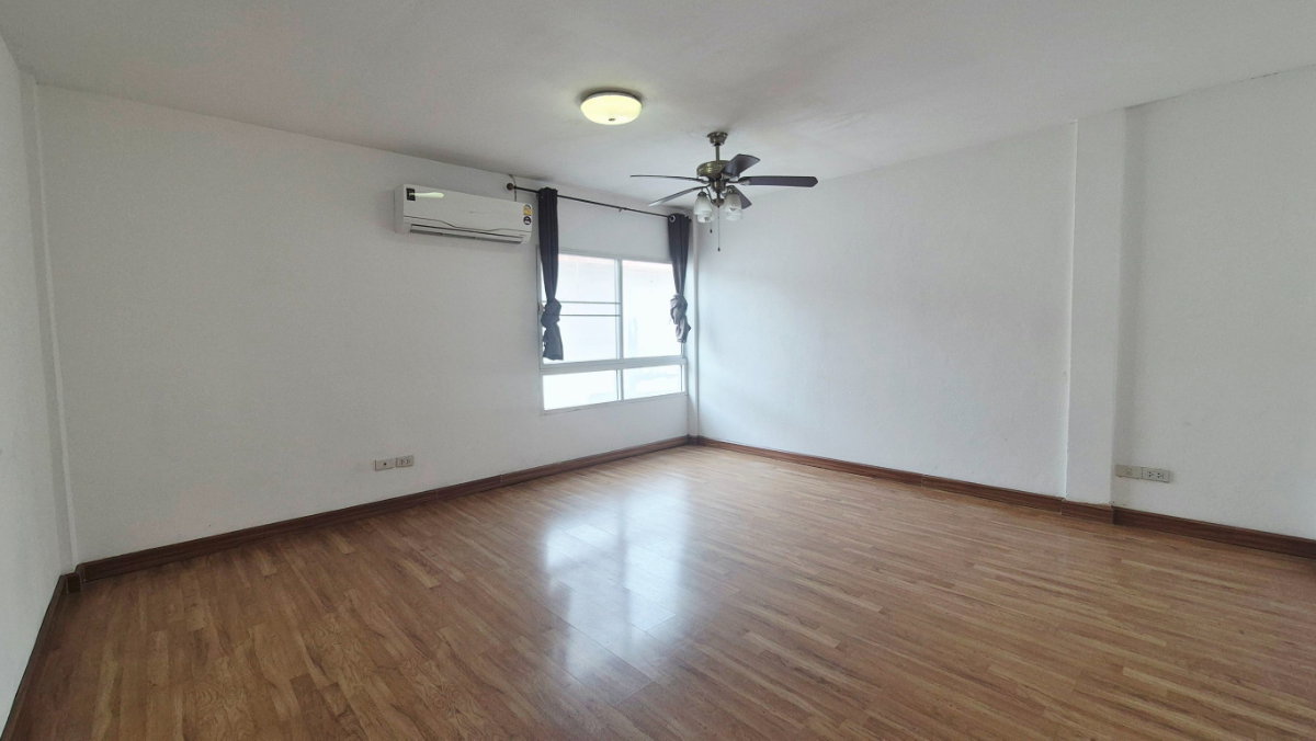 รูป ขายทาวน์โฮม 3 ชั้นครึ่ง หมู่บ้านรินรดา ทำเลดี เดินทางสะดวก - รูปที่ 9/18