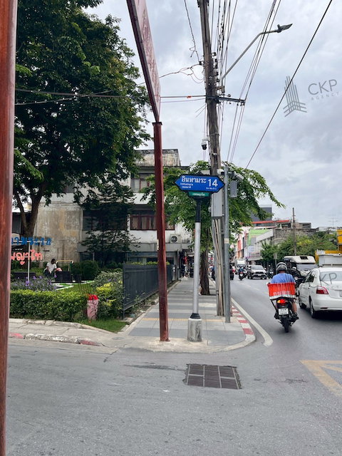 picture 3 floors high commercial building, Inthamara, good location, near Saphan Khwai intersection, suitable for trading. - 5/7